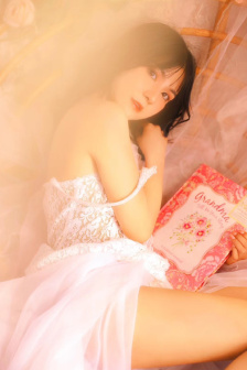 宋雨琦乳液头突出图片